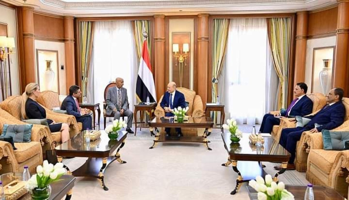 الرئيس العليمي يؤكد أن استمرار تهديدات الحوثيين للملاحة يستدعي مواقف دولية حازمة