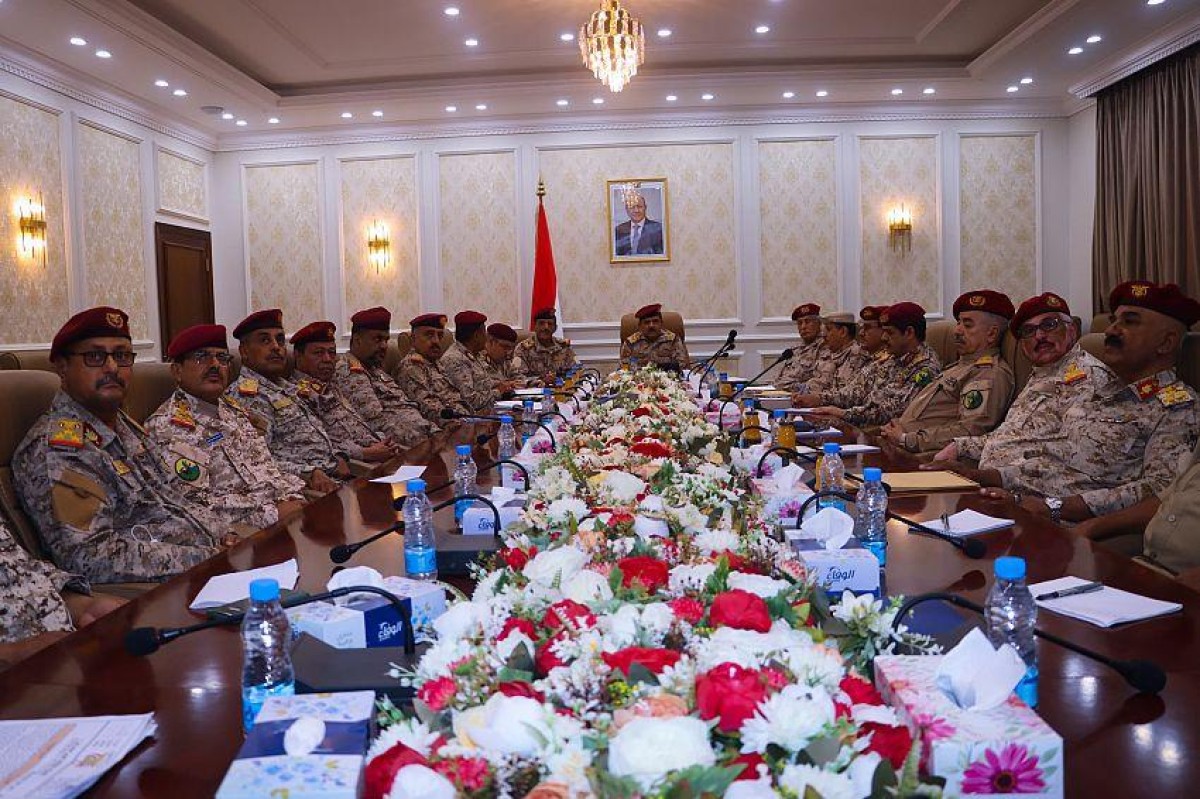 وزير الدفاع يشدد على رفع الجاهزية تحسبًا لأي طارئ في ظل تصعيد الحوثيين