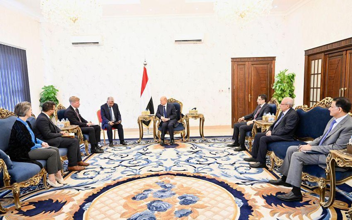 الرئيس العليمي يطالب الوسيط الأممي بالتركيز على أفعال الحوثيين وليس أقوالهم