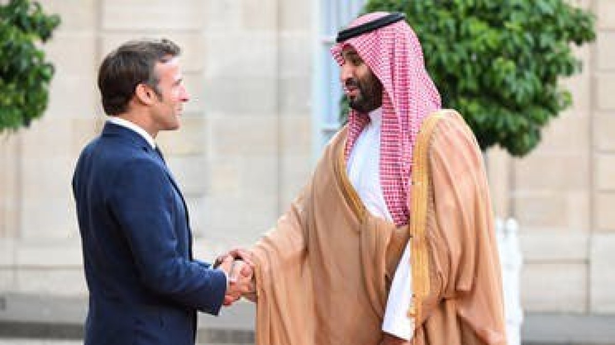ولي العهد السعودي والرئيس الفرنسي يبحثان مسألة وقف حرب غزة وأمن البحر الأحمر