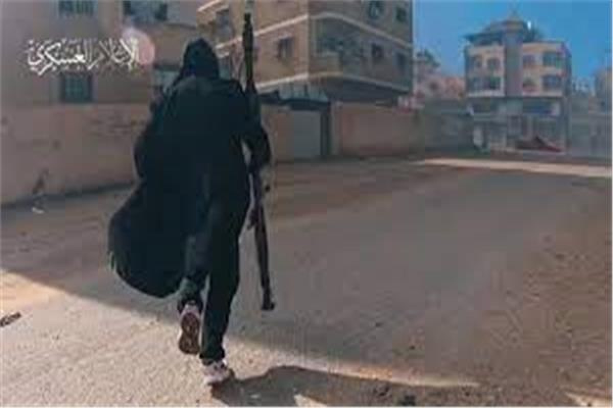 مقاتل "القسام" يخطف الأنظار بأناقته