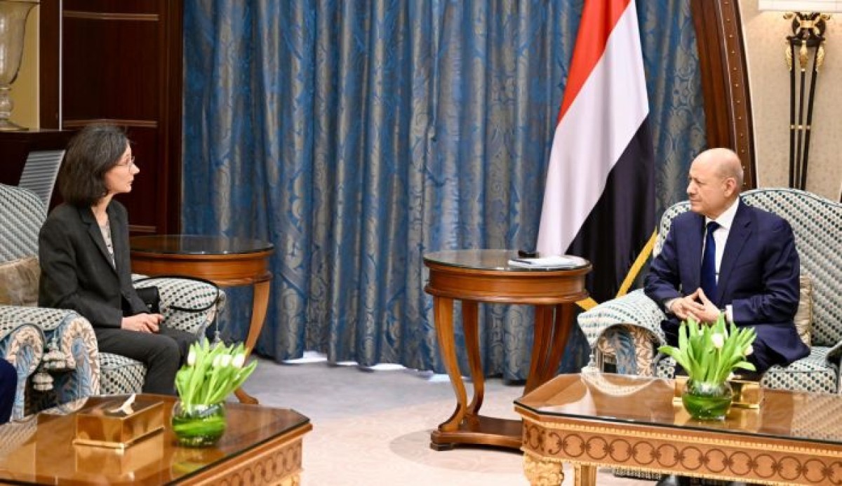 الرئيس العليمي يطالب بدعم دولي لتمكين الحكومة المعترف بها من استعادة الحديدة
