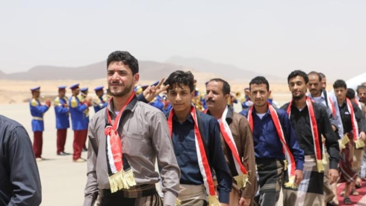 مصادر: جماعة الحوثي توزع بيانات أكثر من 1300 أسير على عقال الحارات تمهيدًا للإفراج عنهم