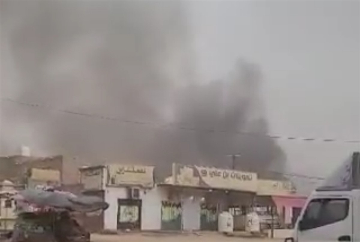 مأرب: وفاة رجل وفتاة واحتراق عشرات المنازل إثر انفجار مخزن لتاجر أسلحة