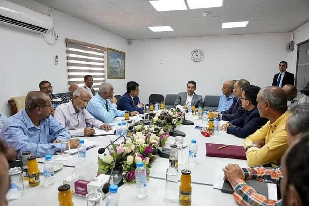 الحكومة تؤكد حرصها على إقامة أنشطة اقتصادية ذات بُعد لوجستي في عدن