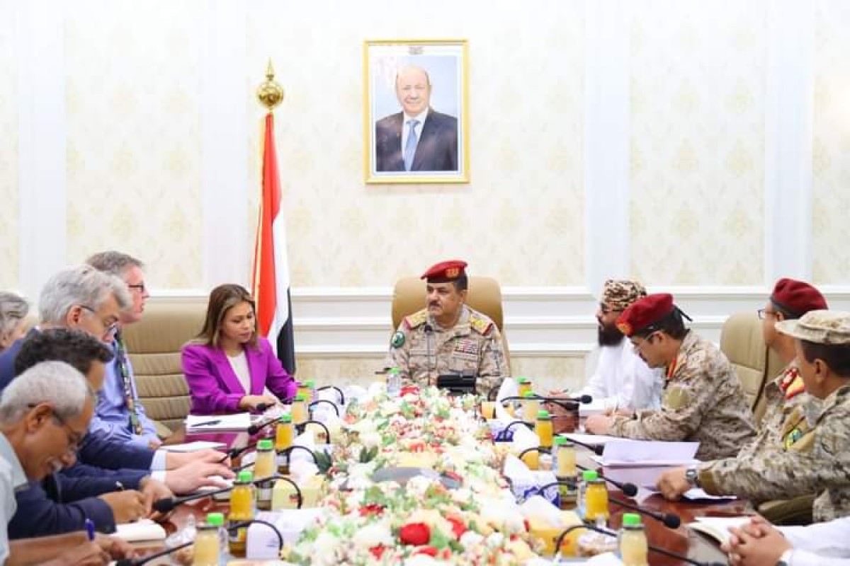 وزير الدفاع يؤكد استمرار تدفق الخبراء والأسحلة الإيرانية إلى الحوثيين عبر موانئ الحديدة