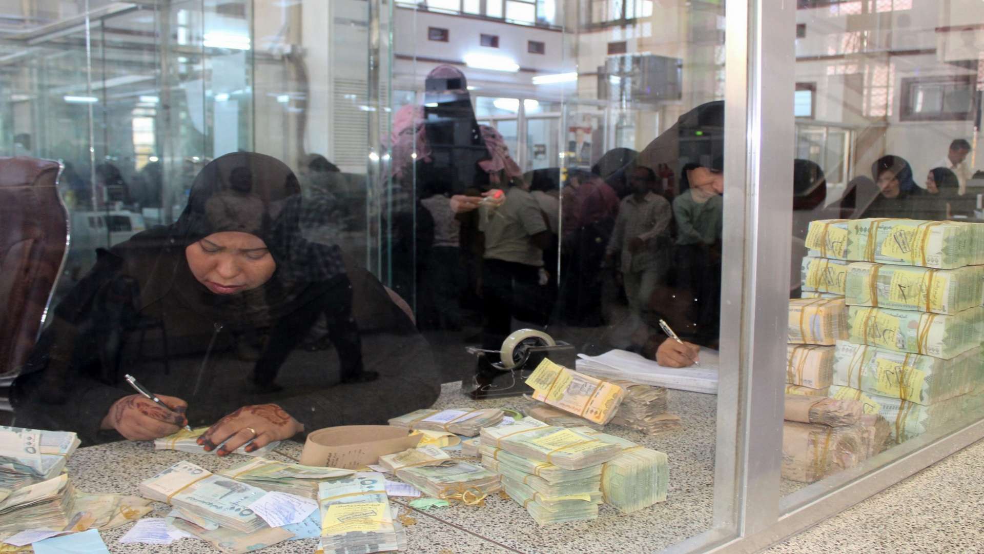 الريال اليمني يعاود الانهيار امام العملات الأجنبية