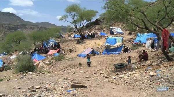 مليشيا الحوثي تستهدف مخيما للنازحين غرب تعز