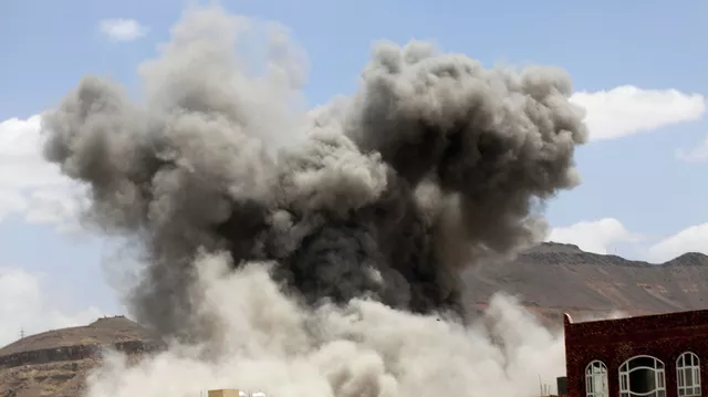 حريق وانفجارات تهز معسكرا للحزام الأمني في عدن