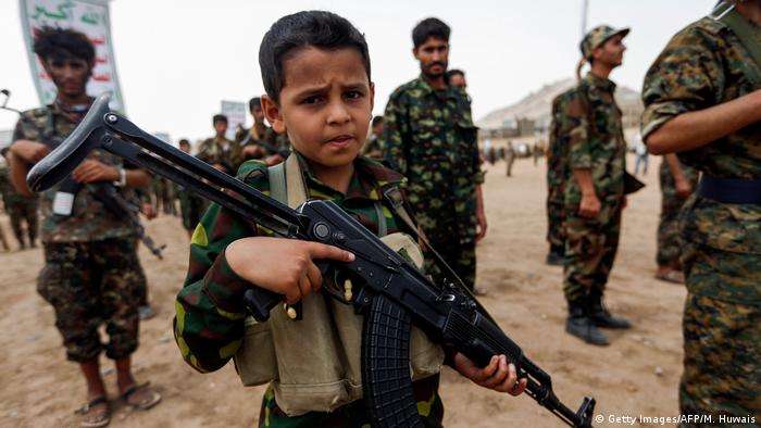 الحكومة تتهم المجتمع الدولي بغض الطرف عن تجنيد المليشيا الحوثية للأطفال