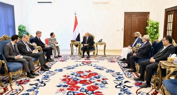 الرئيس العليمي يحذر من تداعيات اجراءات الحوثيين ضد القطاع الخاص