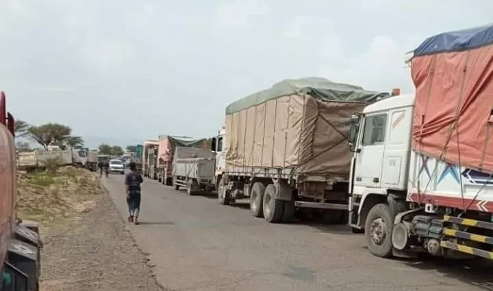 مليشيا الحوثي تواصل احتجاز عشرات الشاحنات في مراكزها الجمركية المستحدثة
