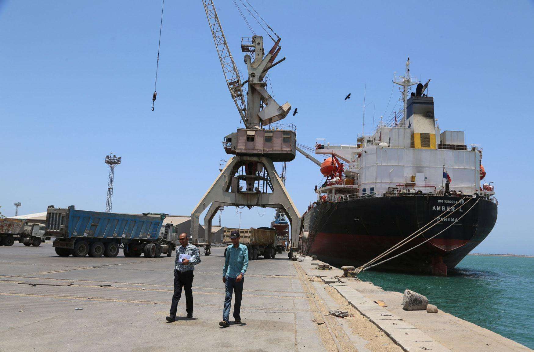رئيس الغرفة التجارية يؤكد تحول مسار السفن التجارية من ميناء عدن إلى الحديدة