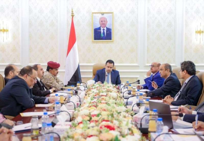 الحكومة تجدد التزامها بخيار السلام وتدعو للضغط على الحوثيين وداعميهم