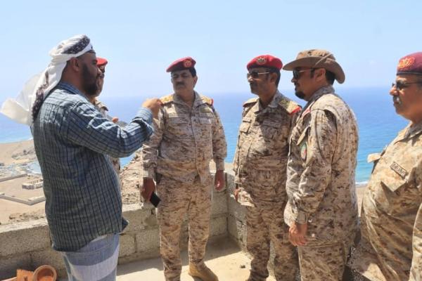 وزير الدفاع يزور القوات العسكرية في باب المندب وجزيرة ميون