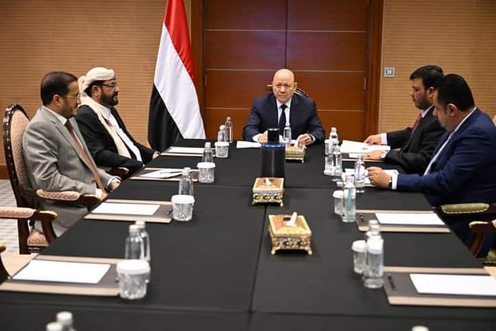 الرئاسي اليمني يناقش الوضع الاقتصادي وآليات إدارة الموارد الجمركية والضريبية