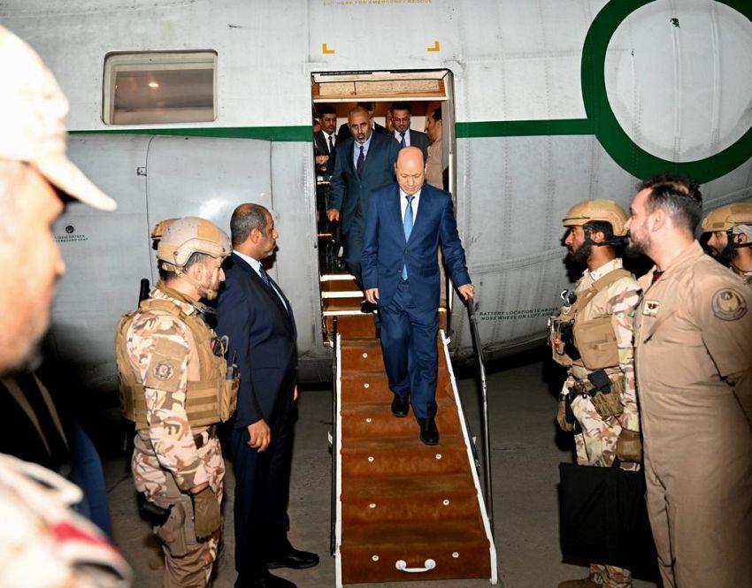 رئيس وعضو "الرئاسي" يعودان إلى العاصمة المؤقتة عدن