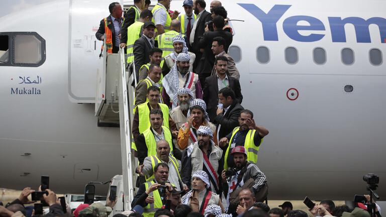 الصليب الأحمر: طائرة تنقل 120 محتجزًا من السعودية باتجاه صنعاء