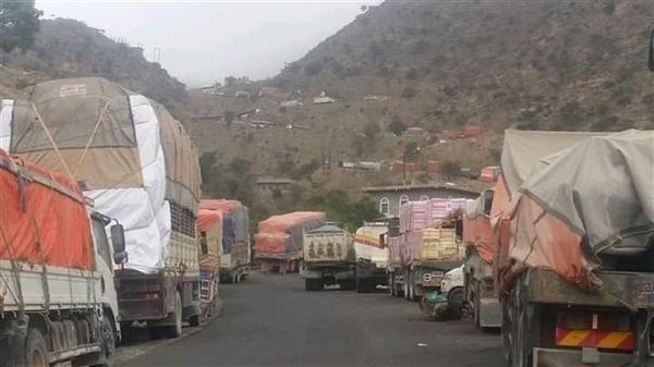 الحكومة: الحوثي يحتجز 180 شاحنة محملة بالدقيق في تعز