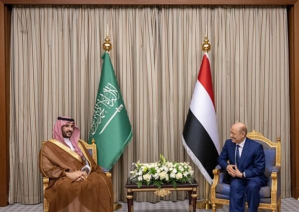 "الرئاسي" يبحث مع خالد بن سلمان جهود حل الأزمة اليمنية
