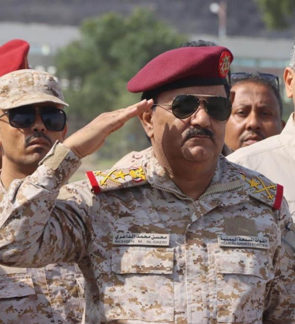 "وزير الدفاع" يرحب بالأسرى المحررين من سجون الحوثي