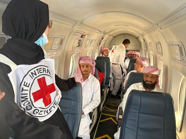 "الصليب الأحمر": عملية إفراج جديدة عن 104 أسير حوثي