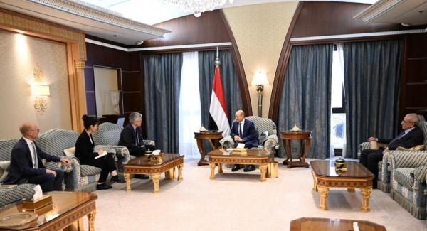 "الرئاسي" يبحث مع فرنسا والسويد جهود إحلال السلام في اليمن
