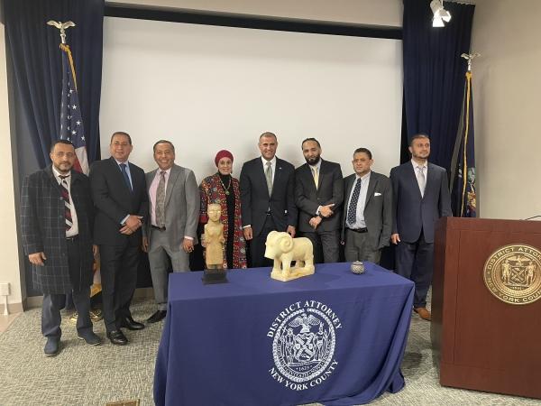 سفير اليمن يتسلم ثلاث قطع أثرية يمنية من السلطات الأمريكية