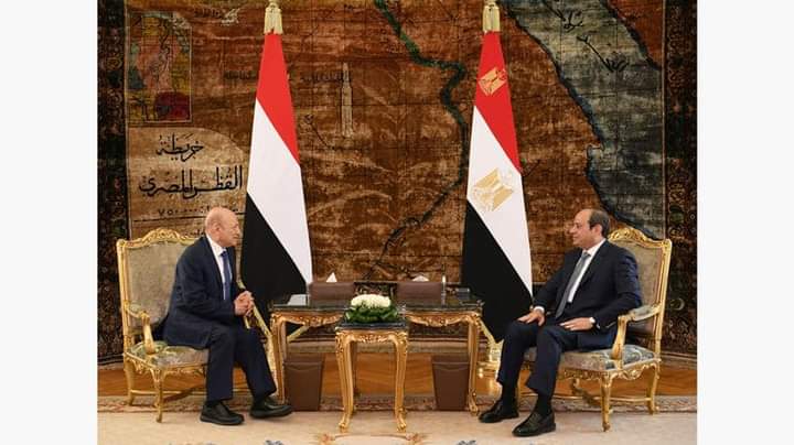الرئيس العليمي يبحث مع نظيره المصري العلاقات الثنائية وجهود إحياء السلام في اليمن
