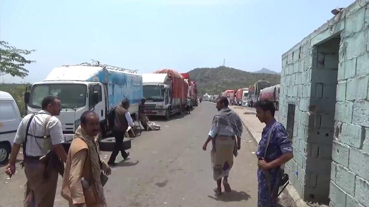مليشيا الحوثي تحتجز عشرات الشاحنات التابعة لمجموعة هائل سعيد أنعم في منفذ الراهدة