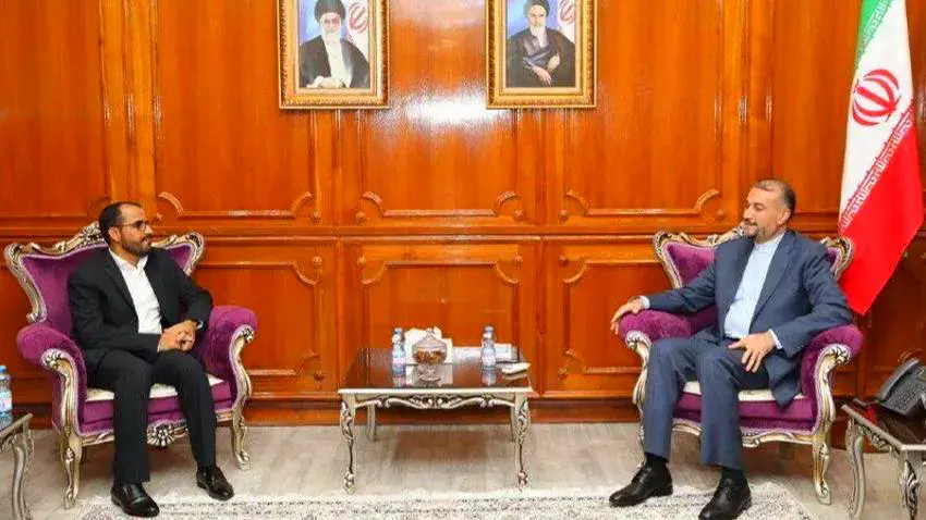 وزير الخارجية الإيراني يلتقي وفد جماعة الحوثي في مسقط