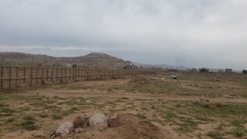 قيادات حوثية تنهب 7 آلاف لبنة من أراضي مصنع اسمنت عمران