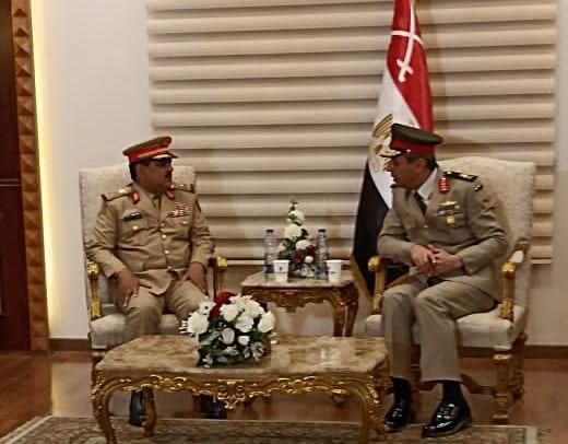 في زيارة رسمية.. وزير الدفاع اليمني يصل العاصمة المصرية القاهرة