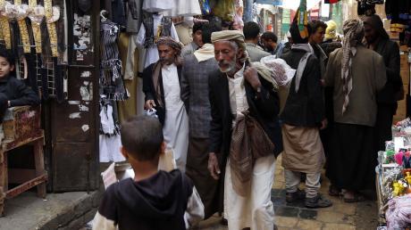 تقرير: عمال اليمن.. ديون تثقل كاهلهم وفقر يعجزهم عن توفير احتياجات أسرهم