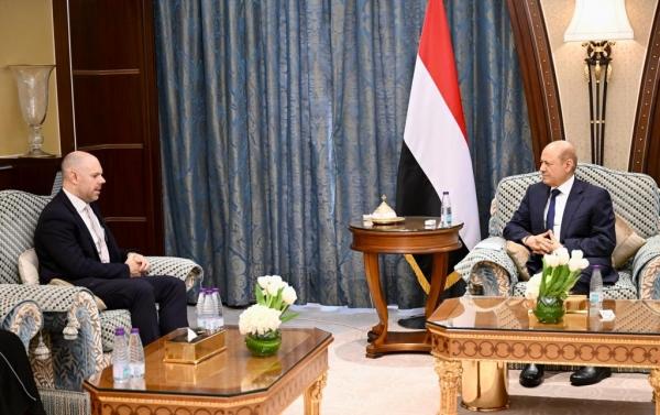 الرئيس العليمي يطالب المجتمع الدولي بالضغط على الحوثيين من أجل التعاطي الجاد مع السلام