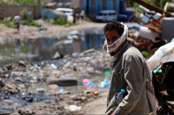 تقرير: ازدهار تجارة الخردة في اليمن… تنقيب عن الرزق لمواجهة صعوبات العيش