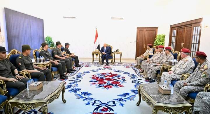 الرئيس العليمي يستقبل وفد عسكري مصري رفيع المستوى في عدن