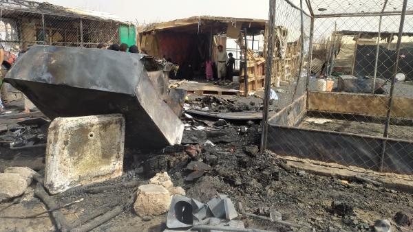مأرب: حريق يلتهم عددًا من مساكن النازحين في مخيم "المطار"