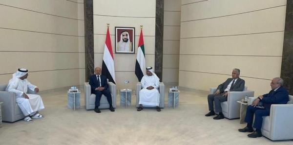 في زيارة رسمية.. الرئيس رشاد العليمي يصل أبو ظبي