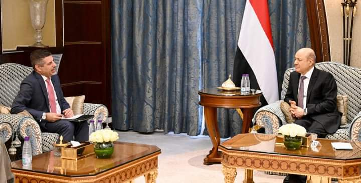 الرئيس العليمي يدعو إلى مقاربة دولية لدفع الحوثيين للتعاطي مع جهود السلام