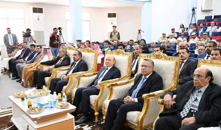 الرئيس العليمي يعقد لقاءً موسعا في حضرموت ويدشن عدد من المشاريع التنموية