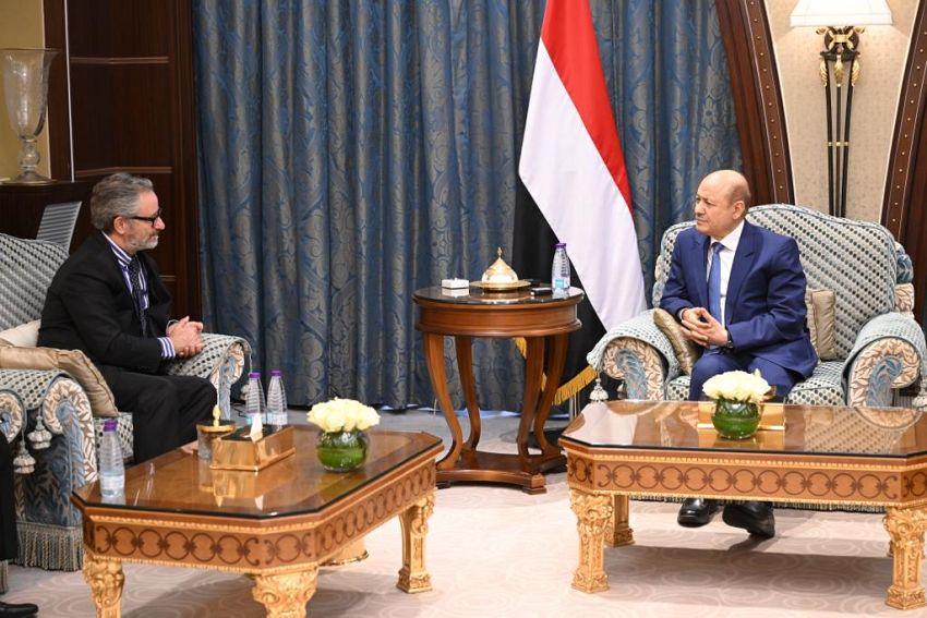 الرئيس العليمي يدعو إلى تكثيف الضغط لإجبار الحوثيين على التعاطي مع مساعي السلام