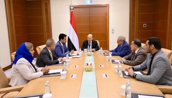 "الرئاسي" يلتقي هيئة التشاور ويُشدد على تعزيز التوافقات السياسية المناهضة للحوثي