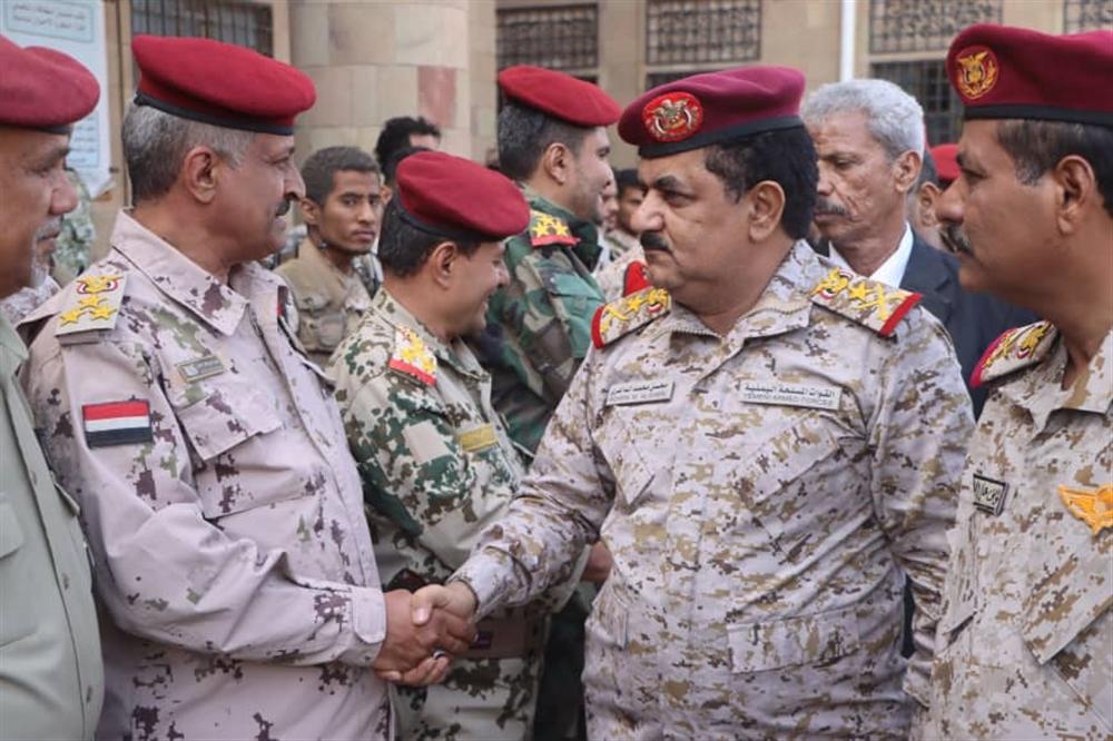 وزير الدفاع يؤكد قدرة الجيش في تعز على استكمال تحرير المحافظة من الحوثيين