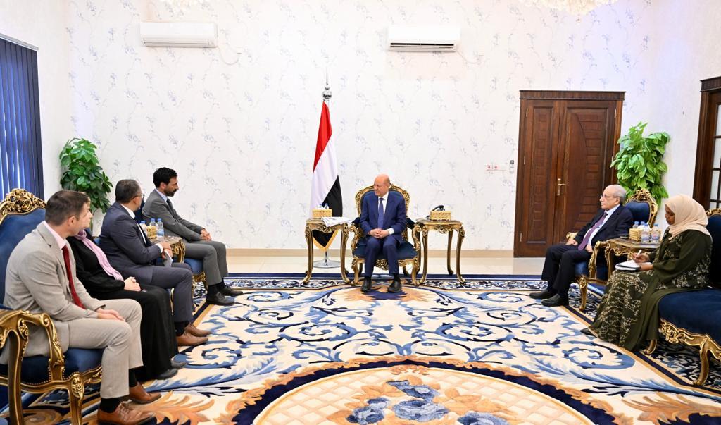 الرئيس العليمي يطالب بالضغط على الحوثيين لإنهاء معاناة آلاف المختطفين والمخفيين قسرًا
