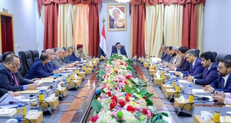 الحكومة اليمنية ترحب بجهود الرياض ومسقط لدفع عملية السلام
