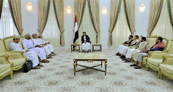 وفد الحوثيين المفاوض يعود إلى صنعاء بعد مباحثات في الرياض بوساطة عمانية
