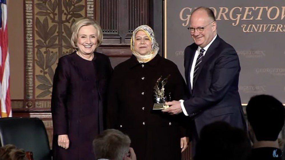 تكريم الناشطة اليمنية منى لقمان بجائزة كلينتون 2023 في واشنطن