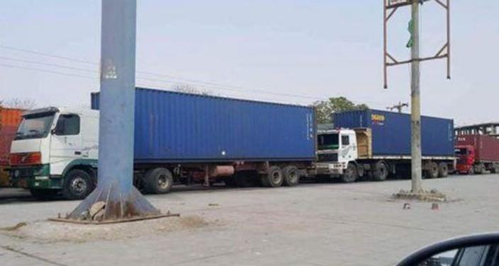 جماعة الحوثي تواصل احتجاز شاحنات نقل البضائع في خطي صنعاء وعمران