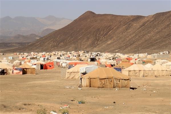مأرب: جماعة الحوثي تستهدف مخيم "السويداء" بصواريخ الكاتيوشا